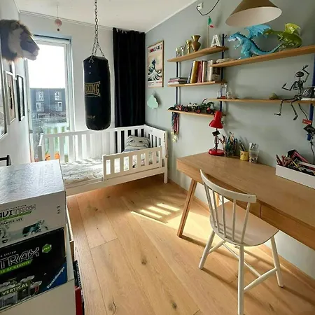 Hus Med Badebro Og Havudsigt Pa Margretheholmen *